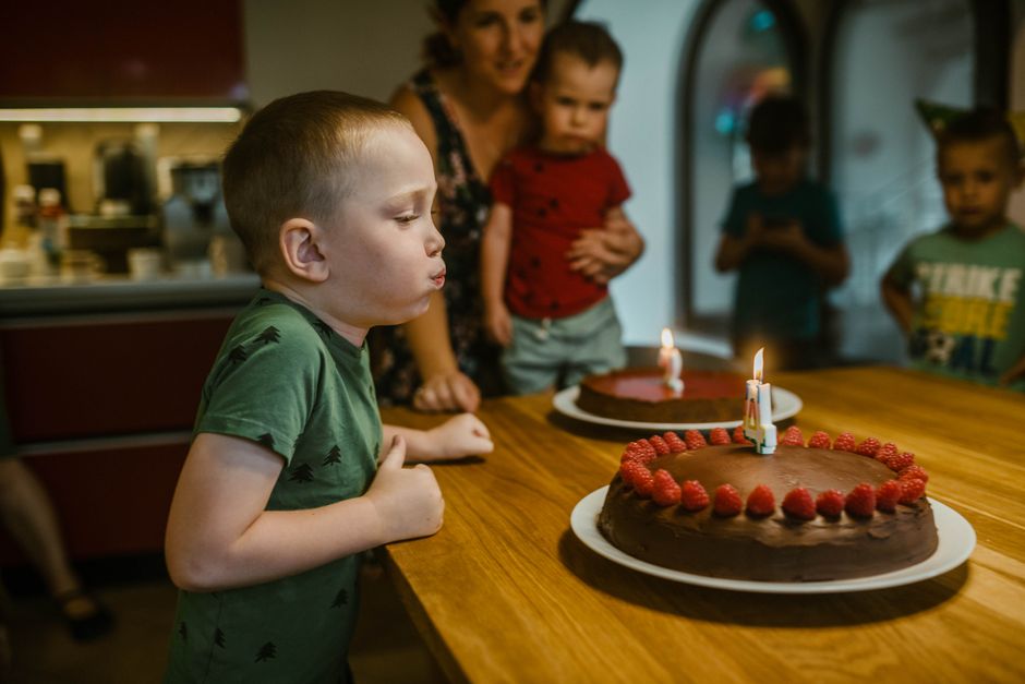 Narozeninový dort s figurkou
